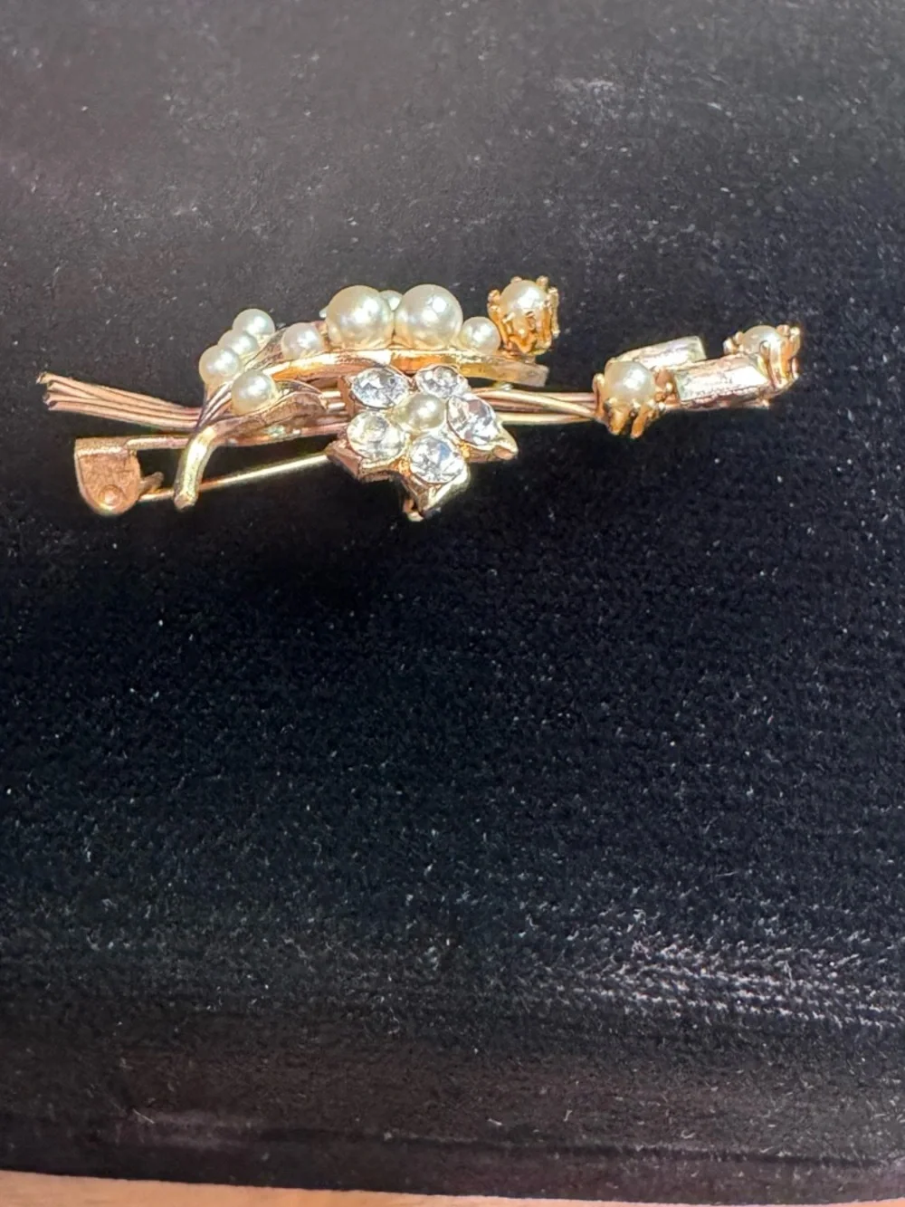 VTG delicate gold tone floral brooch w/faux pearls & clear rhinestone accents